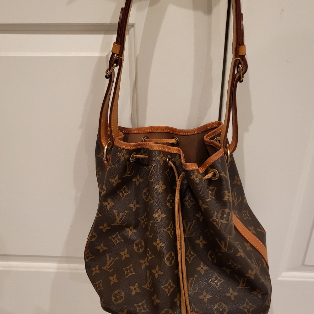 Authentic Louis vuitton petit noe bucket